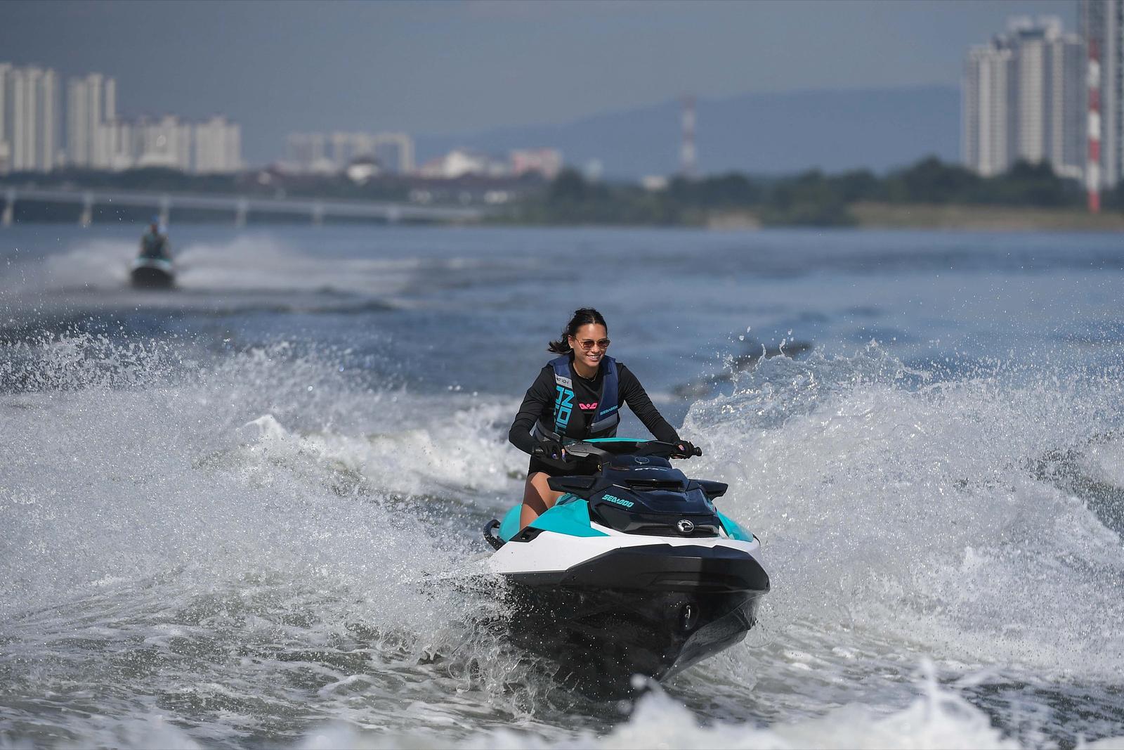 Pakej D · Ultimate Adventure · 240 minit 5